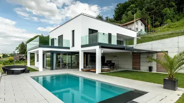 Modernes Einfamilienhaus mit Pool und weiss verputzter Aussenfassade mit Wärmedämmverbundbsystem