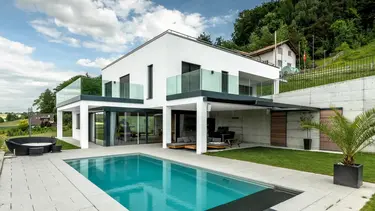 Modernes Einfamilienhaus mit Pool und weiss verputzter Aussenfassade mit Wärmedämmverbundbsystem