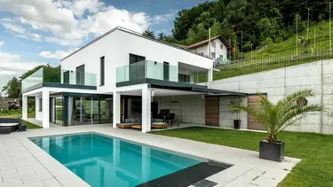 Modernes Einfamilienhaus mit Pool und weiss verputzter Aussenfassade mit Wärmedämmverbundbsystem