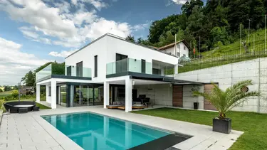 Modernes Einfamilienhaus mit Pool und weiss verputzter Aussenfassade mit Wärmedämmverbundbsystem