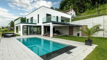 Maison individuelle moderne avec piscine et façade extérieure crépie en blanc avec système composite d'isolation thermique