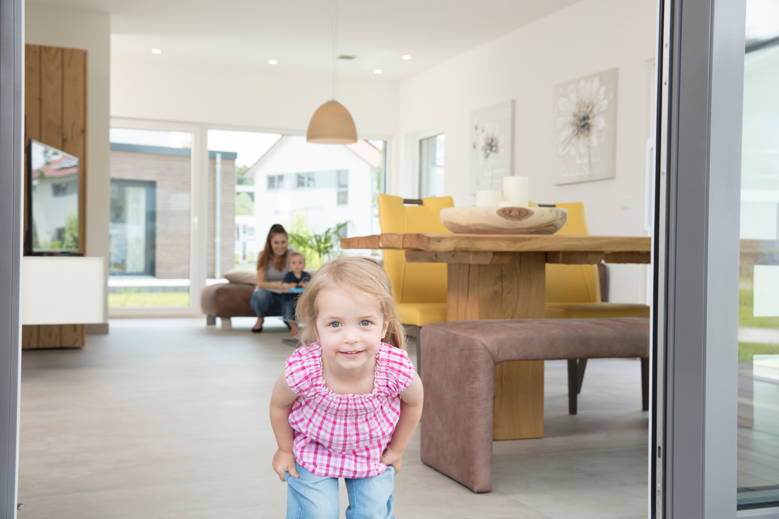 Kind schaut glücklich die Kamera 