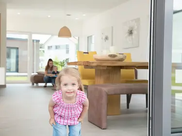 Modernes Wohnzimmer und im Vordergrund steht ein Kind