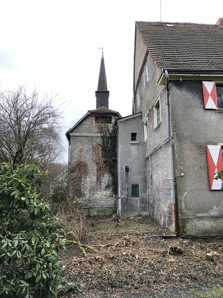 Vor der Sanierung – die Fassade wirkt stark heruntergekommen und zeigt deutliche Alterungsspuren.