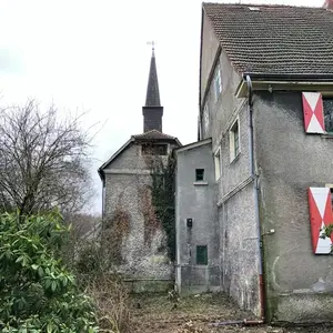 Vor der Sanierung – die Fassade wirkt stark heruntergekommen und zeigt deutliche Alterungsspuren.
