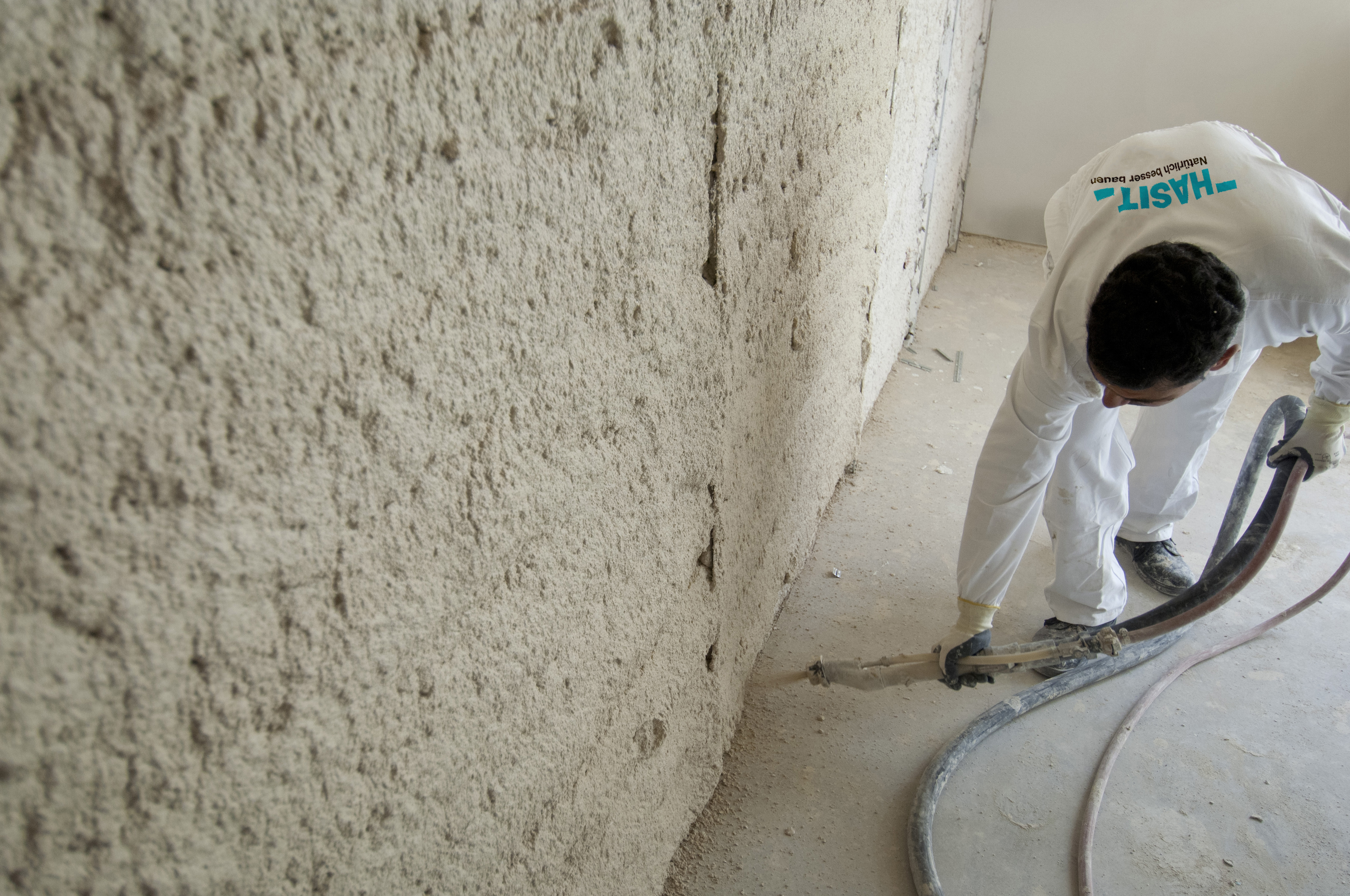 Fachgerechte Verarbeitung einer Wärmedämmung an einer Innenwand