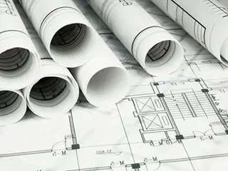 Plans de construction déroulés, croquis et documents