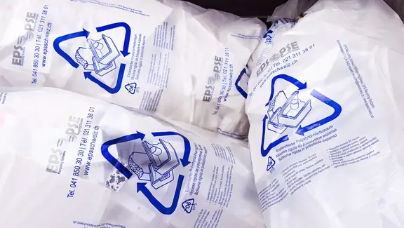 Recycling-Säcke für EPS-Abschnitte und EPS-Dämmplatten aus dem Fassadenrückbau mit Kreislaufsymbol