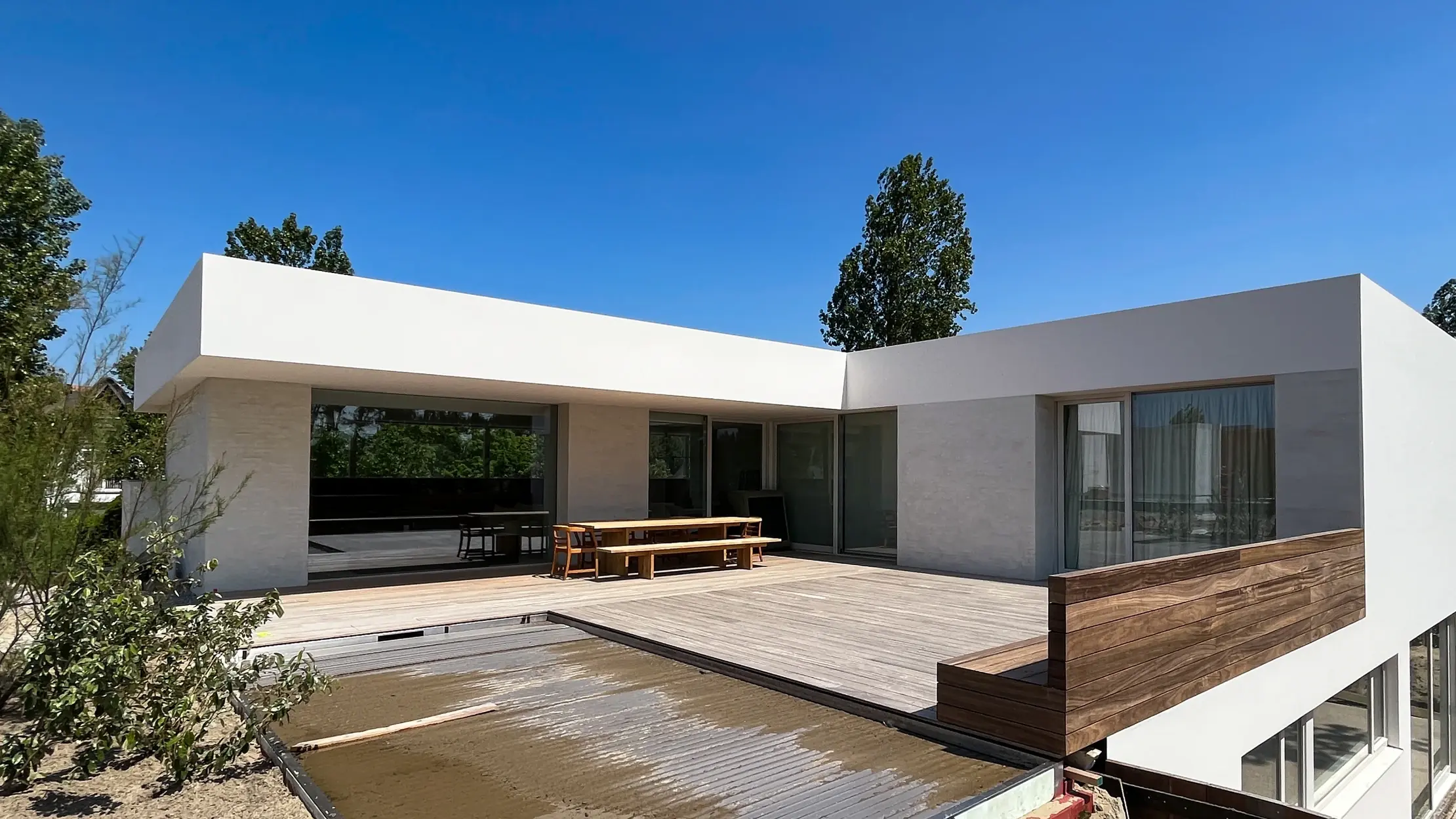 Ein Referenzobjekt mit Flachdach und Terasse und einem sauberen, unsichtbaren Dachrandabschluss