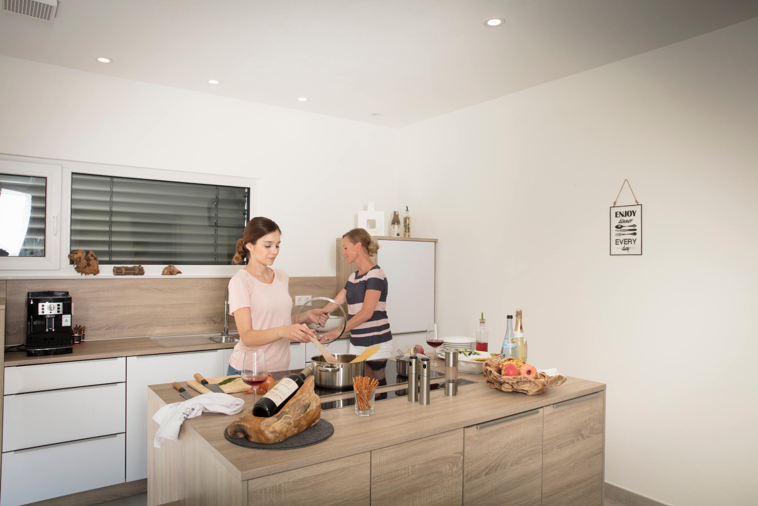 Mutter und Tochter kochen in der Küche