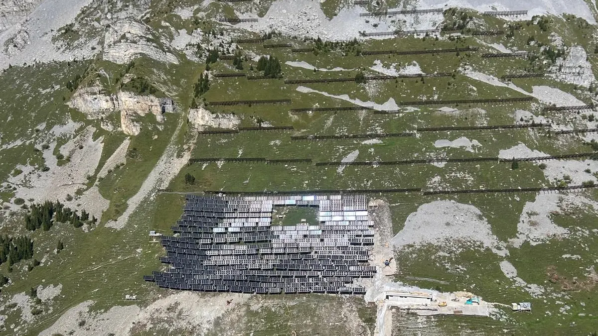 Luftbild der APV Sidenplangg mit den bereits installierten PV-Modulen und der Lawinenverbauung