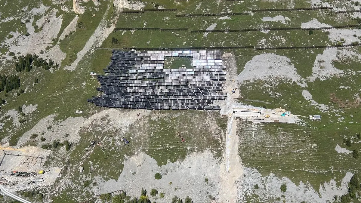 Vue aérienne de l'APV Sidenplagg avec les modules photovoltaïques déjà installés et les ouvrages de protection contre les avalanches.