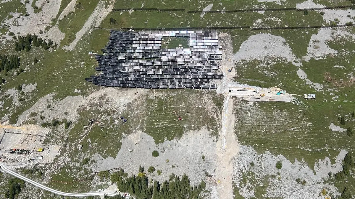 Luftbild der APV Sidenplangg mit den bereits installierten PV-Modulen und der Lawinenverbauung