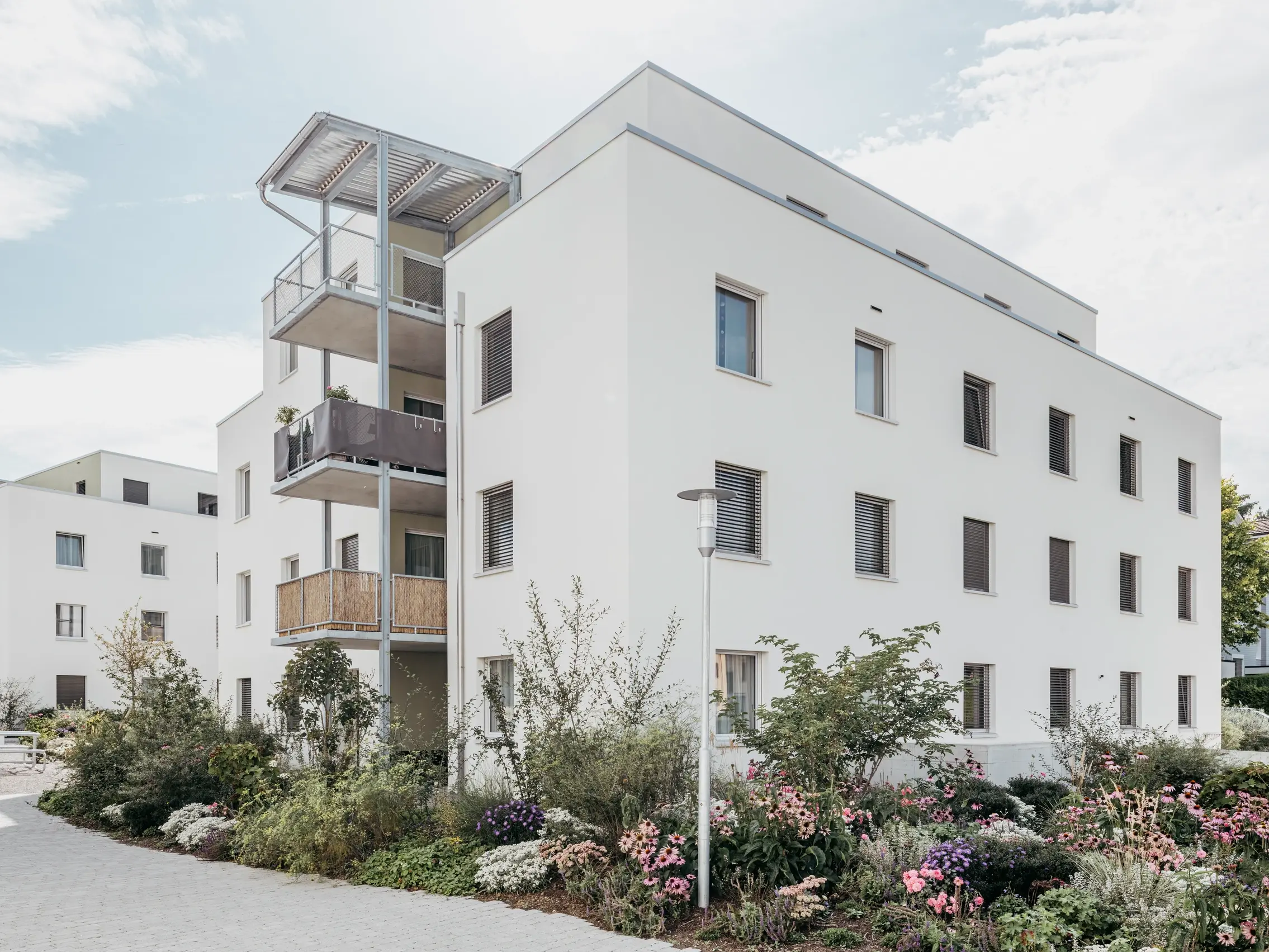 Ansicht de des dreistöckigen Gebäudes mit weiss verputzter Fassade