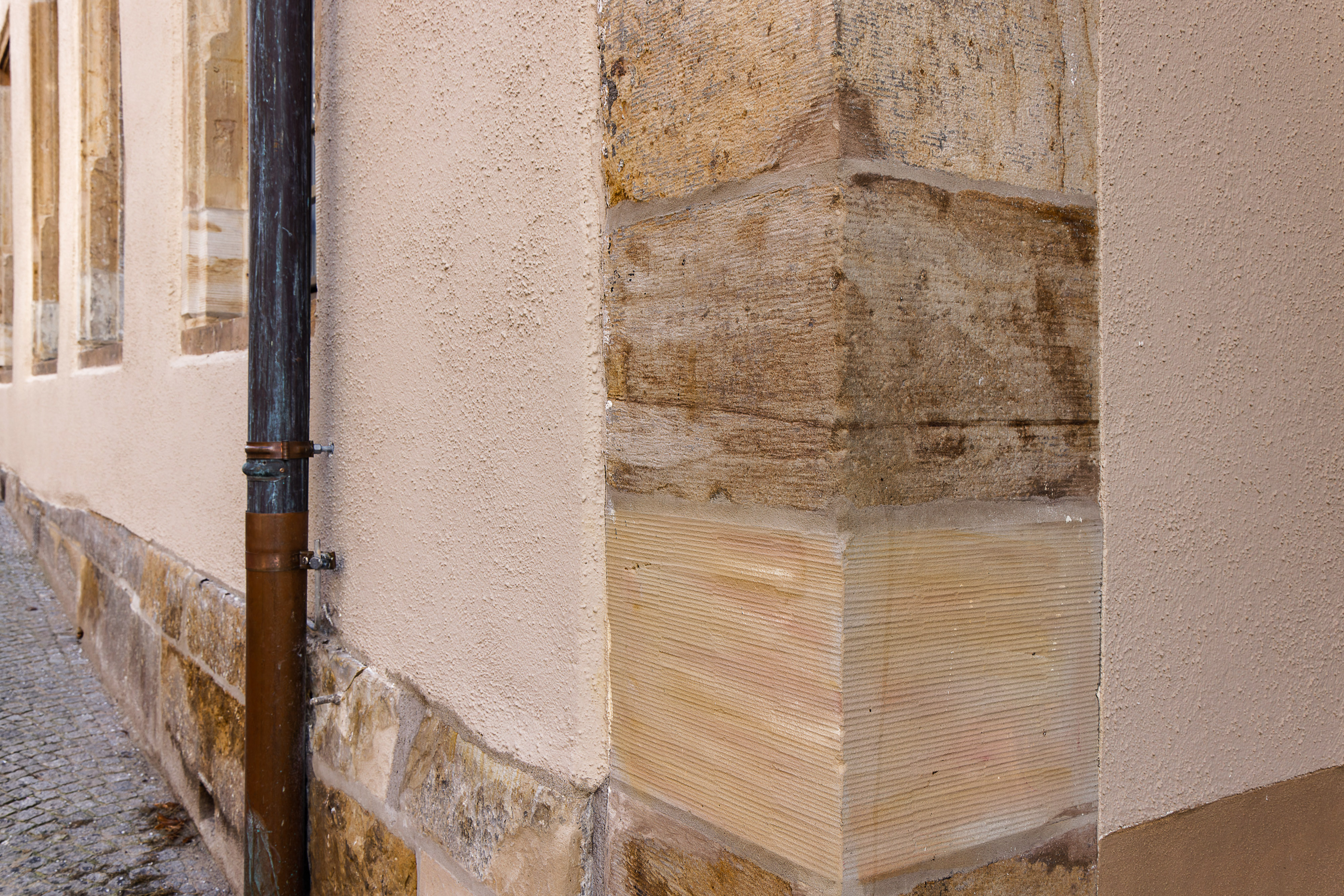 Nahaufnahme der sanierten Außenfassade