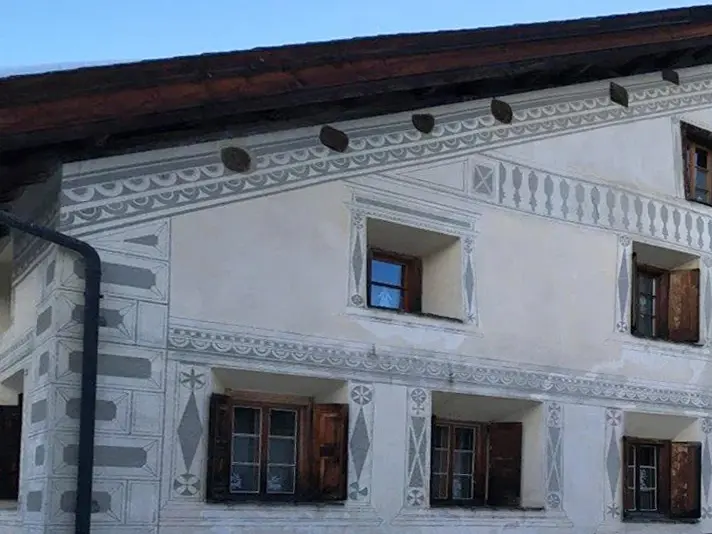 Details der unsanierten Fassade des Chesa Palmiera in Bever