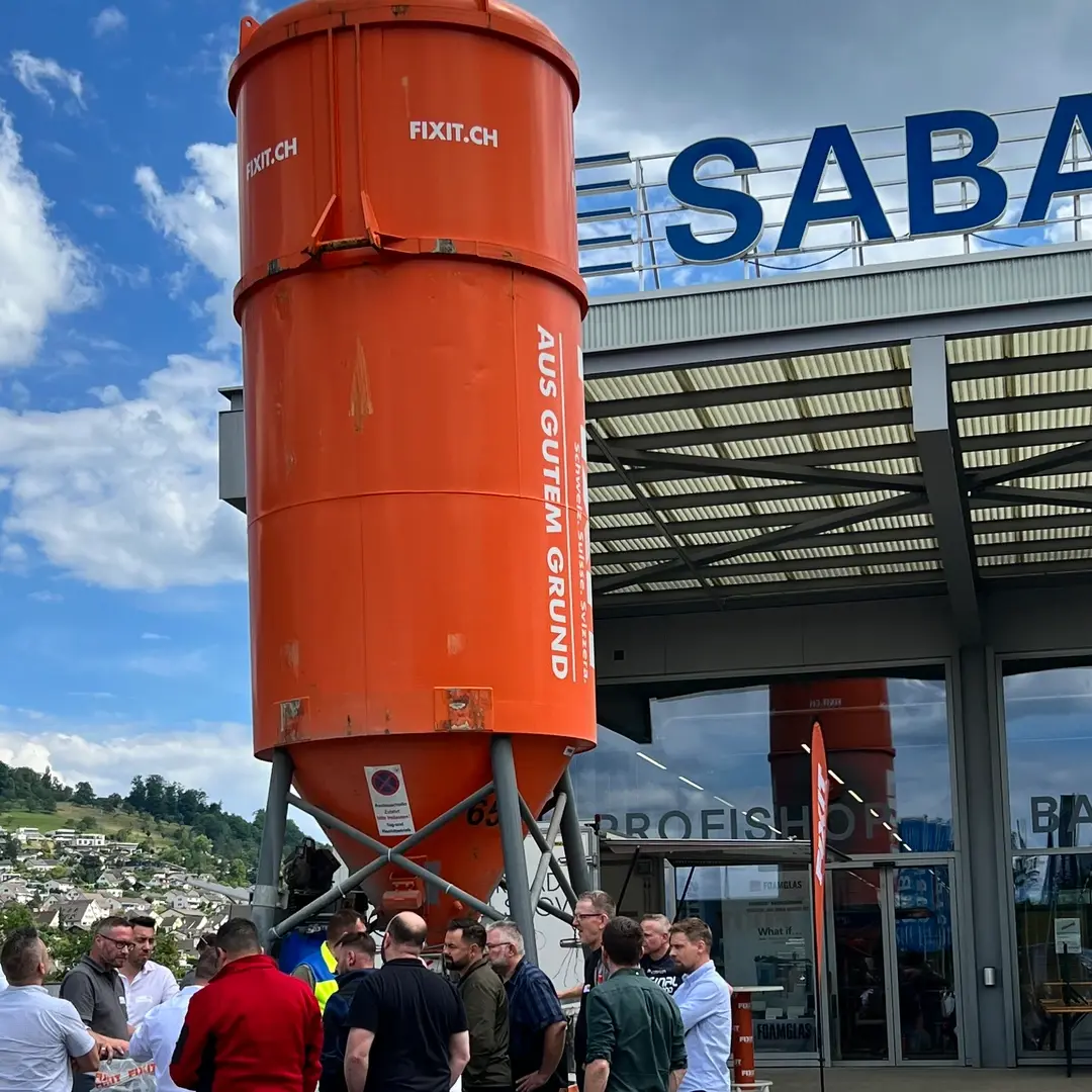 Fixit POR Schaumbeton Silo vor dem Gebäude der SABAG AG in Füllinsdorf am Fixit-Impuls-Flash mit Kunden und Mitarbeitern