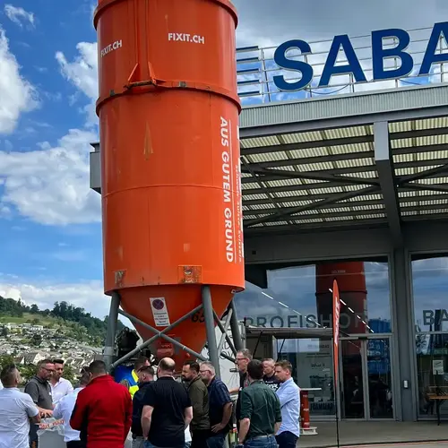 Fixit POR Schaumbeton Silo vor dem Gebäude der SABAG AG in Füllinsdorf am Fixit-Impuls-Flash mit Kunden und Mitarbeitern