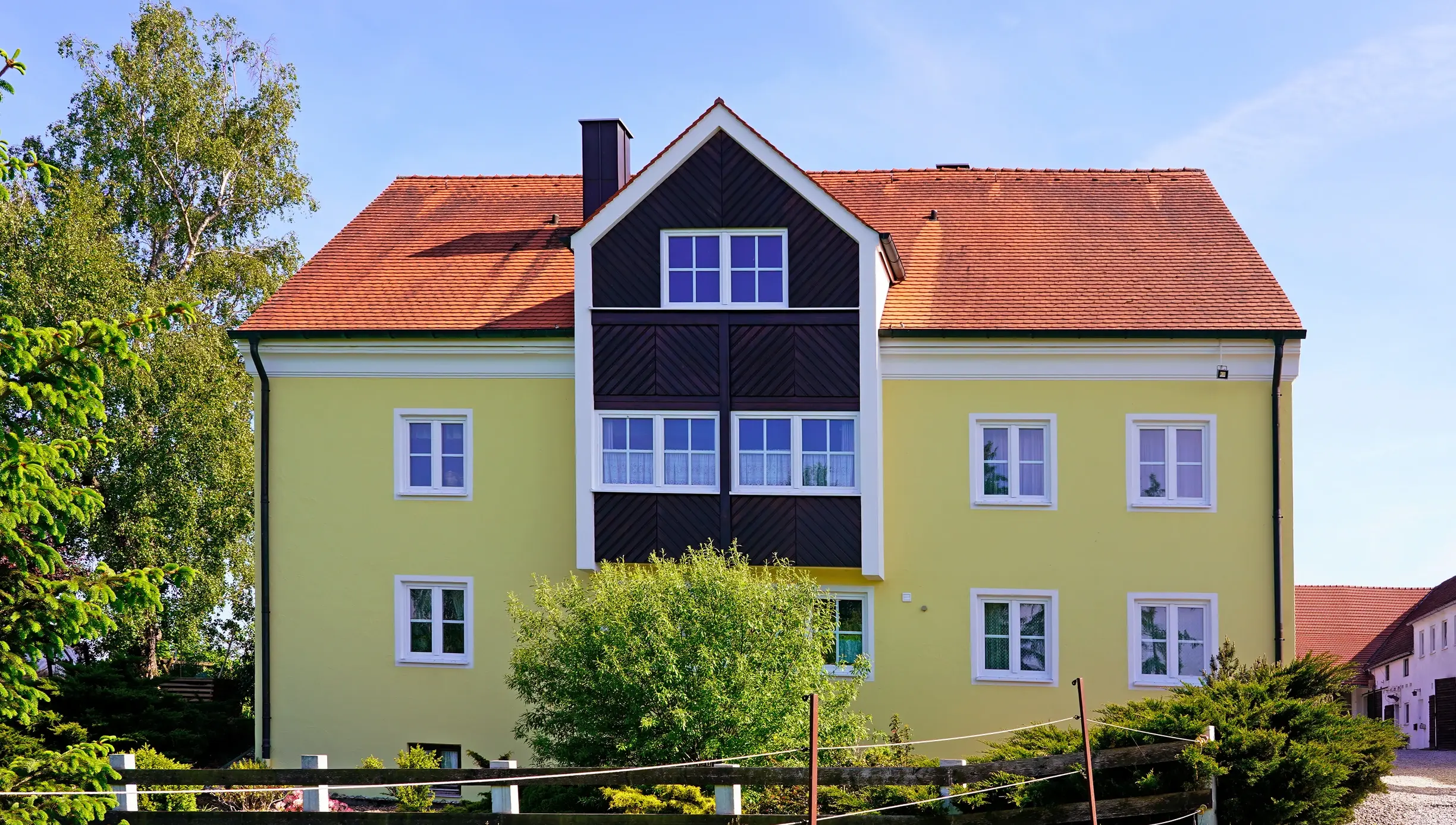 Außenansicht eines Hauses in Gerolsbach, von der vorderen rechten Ecke aus betrachtet