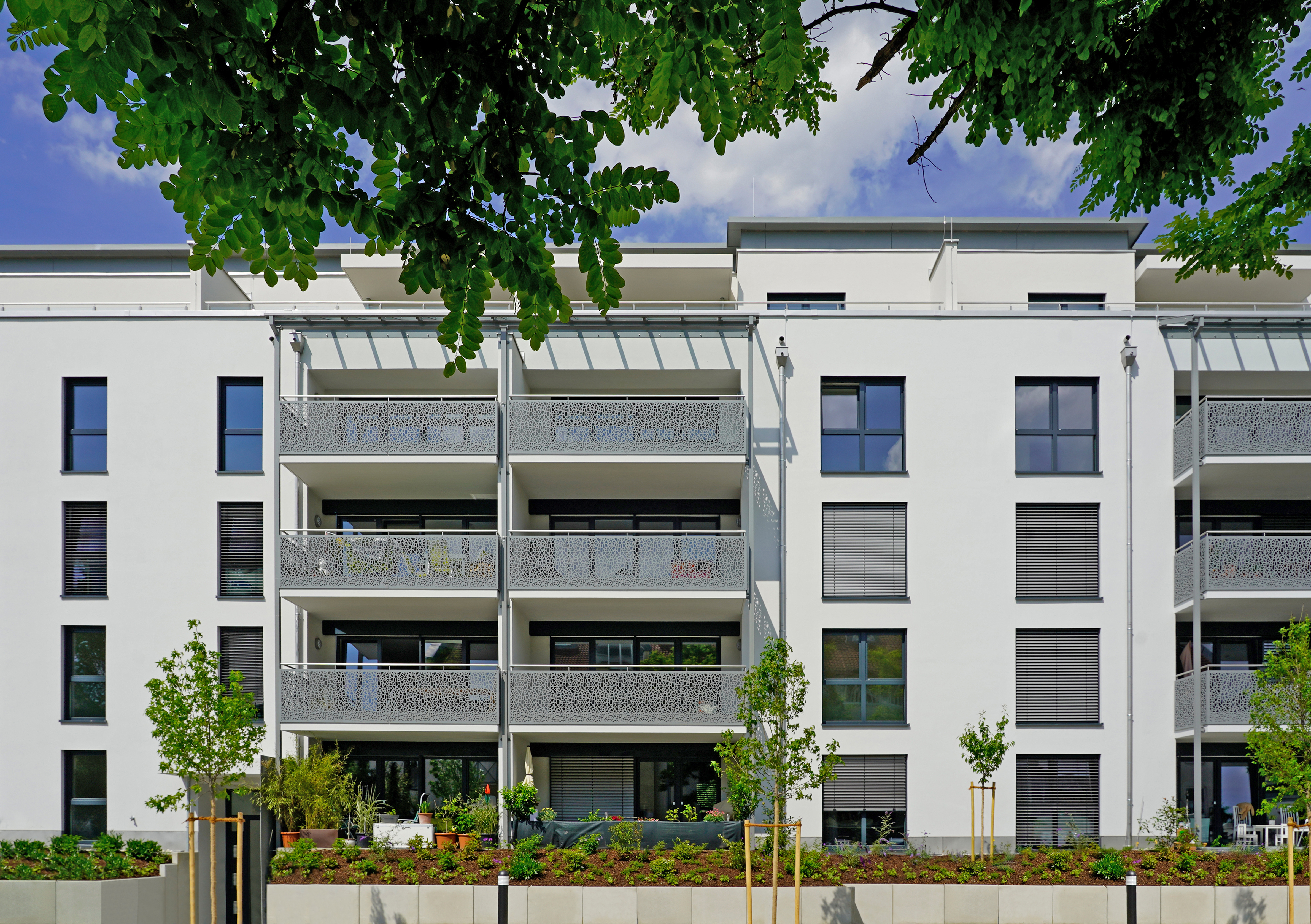 Blick auf ein weißes Mehrfamilienhaus