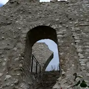 Eingang in einen Burgturm der Burgruine.