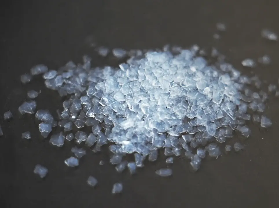 Sfere isolanti in aerogel leggermente trasparenti su una superficie nera