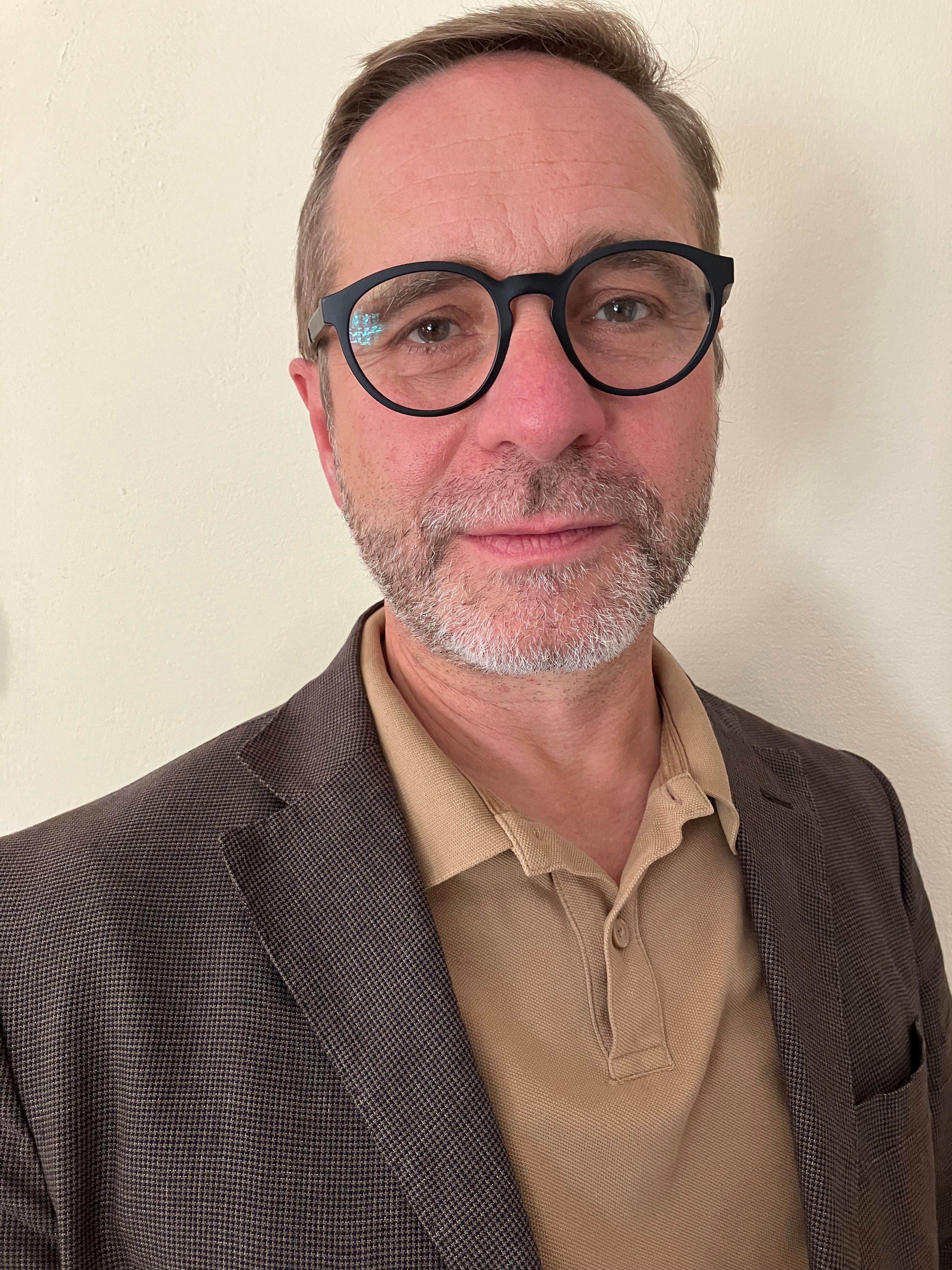 Nahaufnahme von Referent Dr. Thomas Bidner, Bereichsleiter in der Forschungs- und Entwicklungsabteilung der FIXIT Gruppe