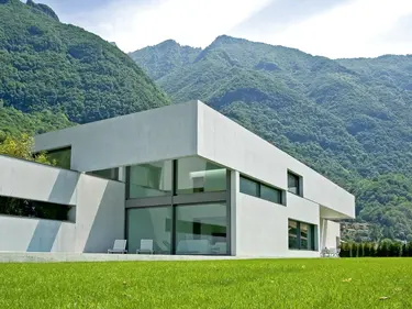 Ein modernes Haus in den Bergen.