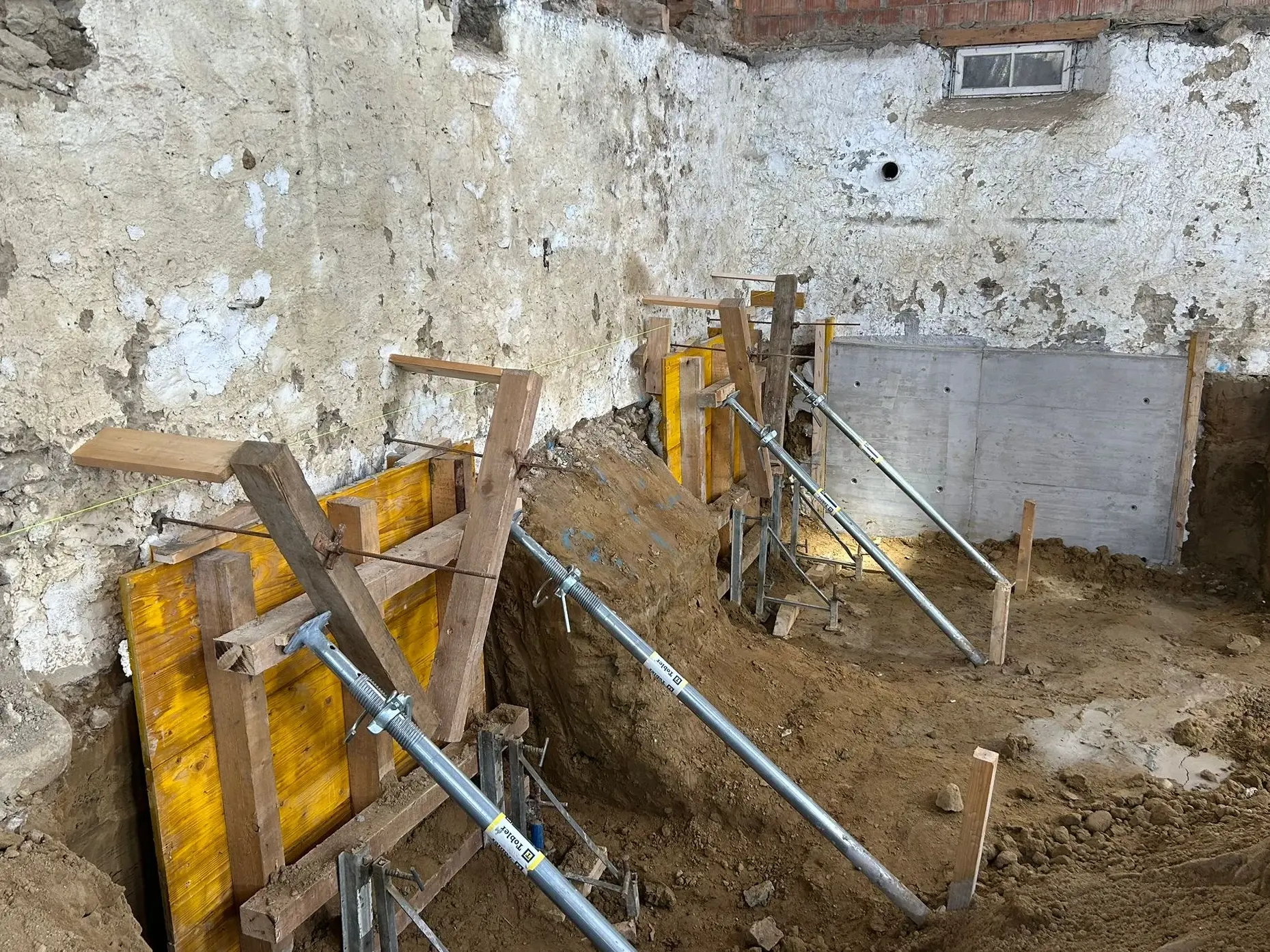 Les anciens murs intérieurs ont été préparés à l'aide de coffrages adaptés au béton coulé par pompage.