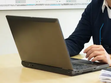 Ein Vertriebsmitarbeiter arbeitet an einem Computer