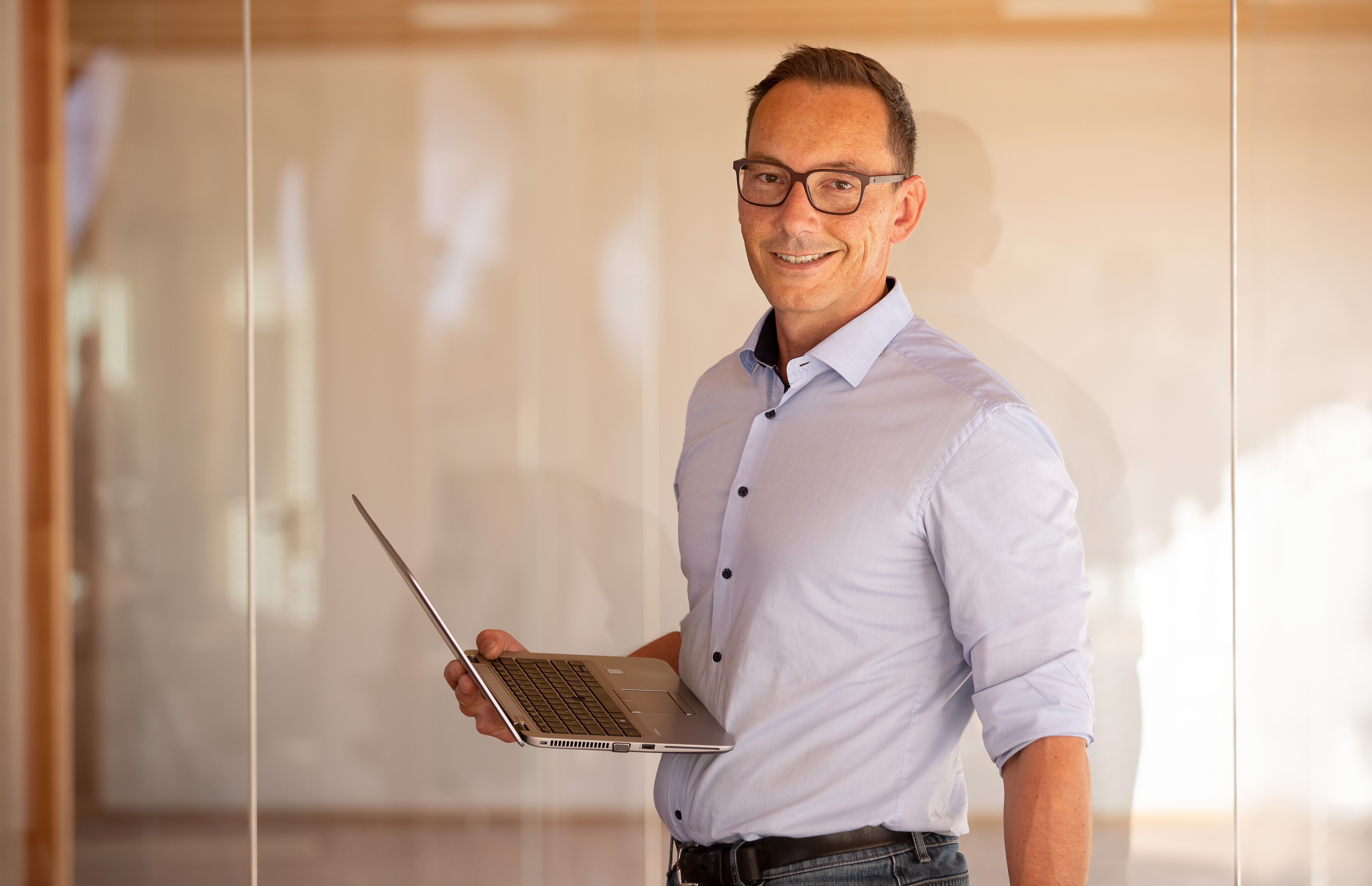  Produktmanager Florian Ellenrieder bringt umfangreiche Berufserfahrung in seine Rolle ein und ist ein wertvoller Teil unseres Teams.