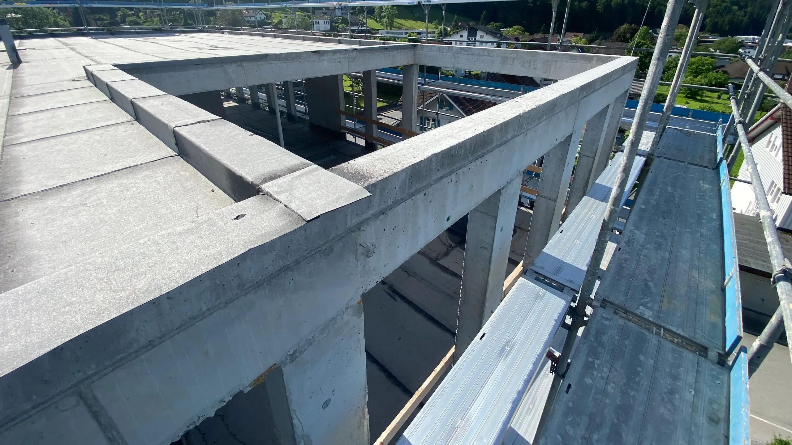 Flachdach im Bau mit massiven Beton Untergrund für das RoofEtics Dachabschlusssystem