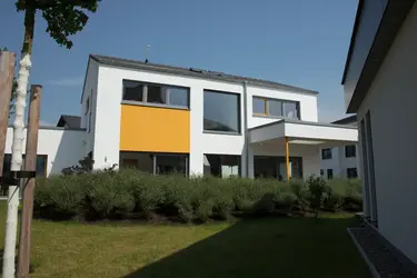 Außenblick auf Modernes Haus 