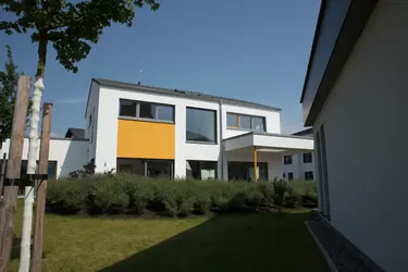 Außenblick auf ein neu saniertes Familienhaus 