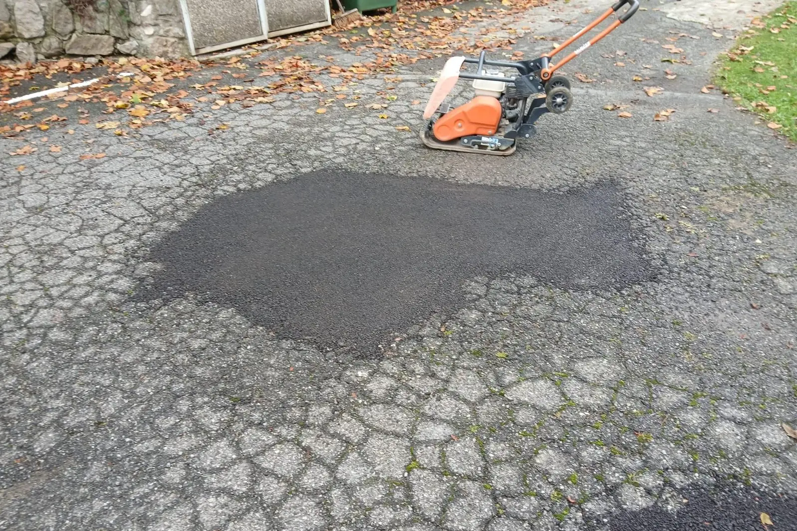 Schlagloch repariert mit unserem Kaltasphalt HASIT CC 610