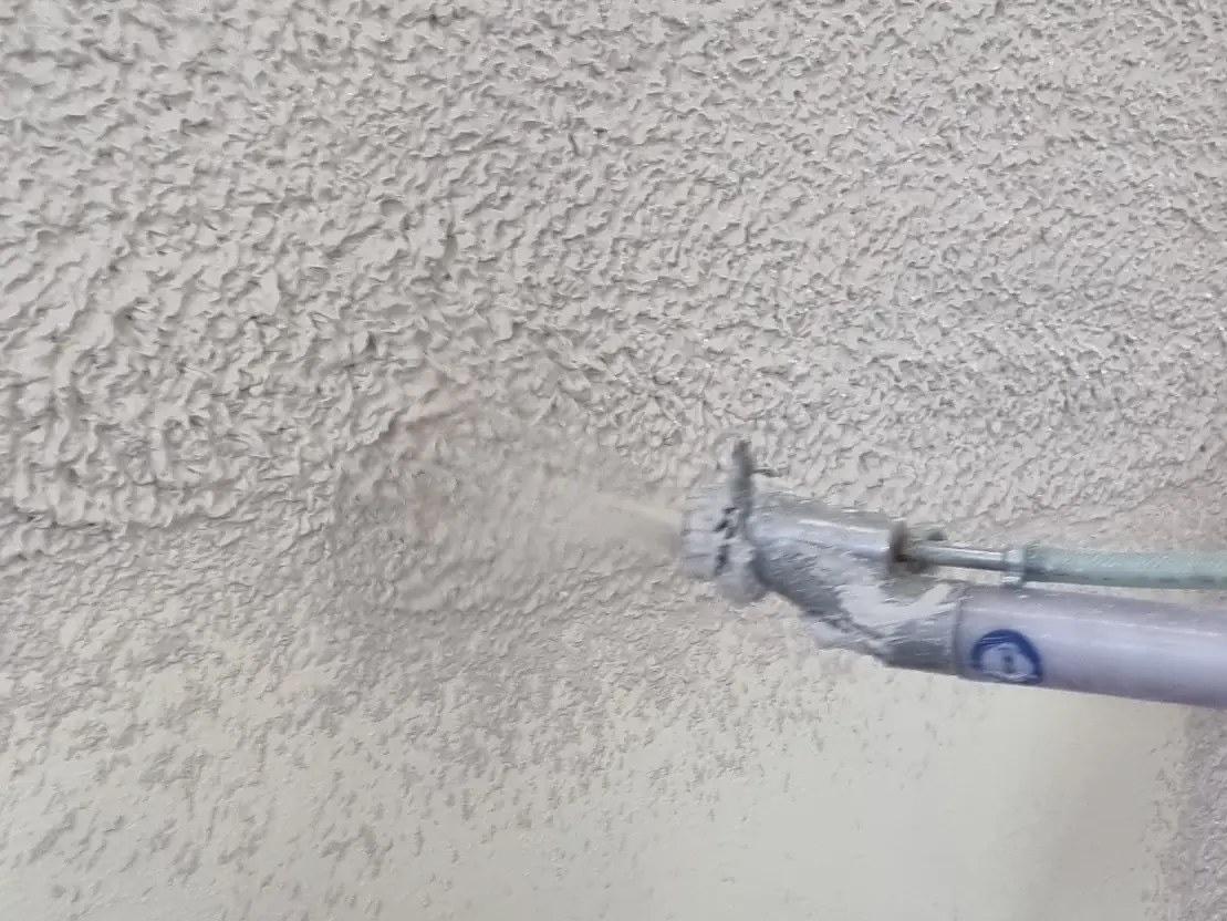 Der maschinengängige Weissputz wird mit einer Verputzmaschine auf die Wand aufgespritzt