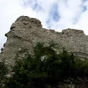 Blick von unten auf die Burgruine Hohengerhausen.