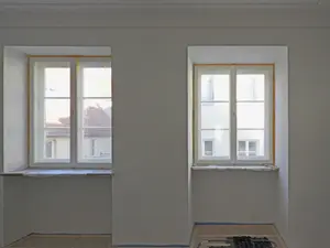 Sanierter Innenraum mit zwei einzelnen Fenstern