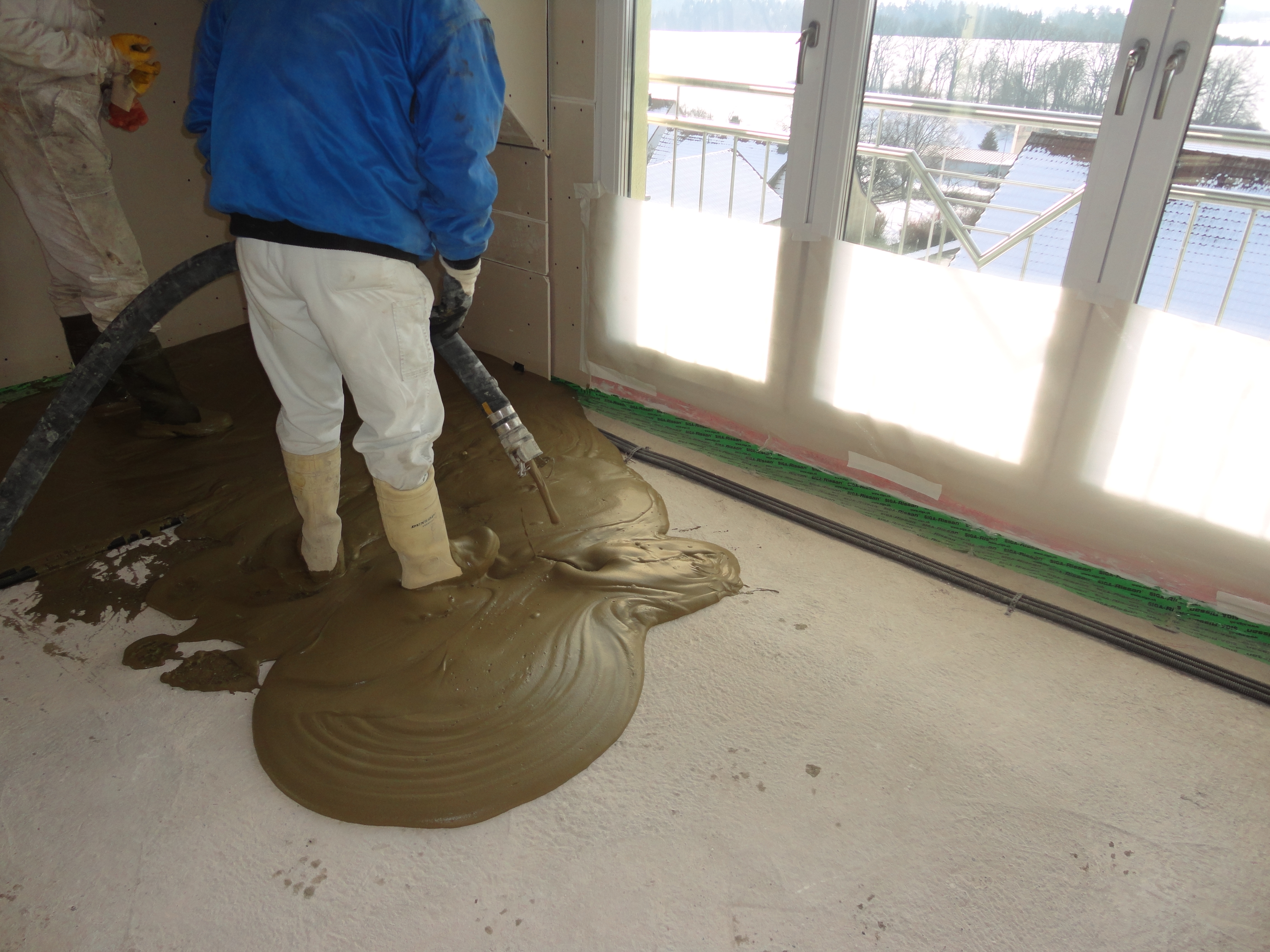 HASIT POR® Schaummörtel wird als Bodenausgleich verteilt 
