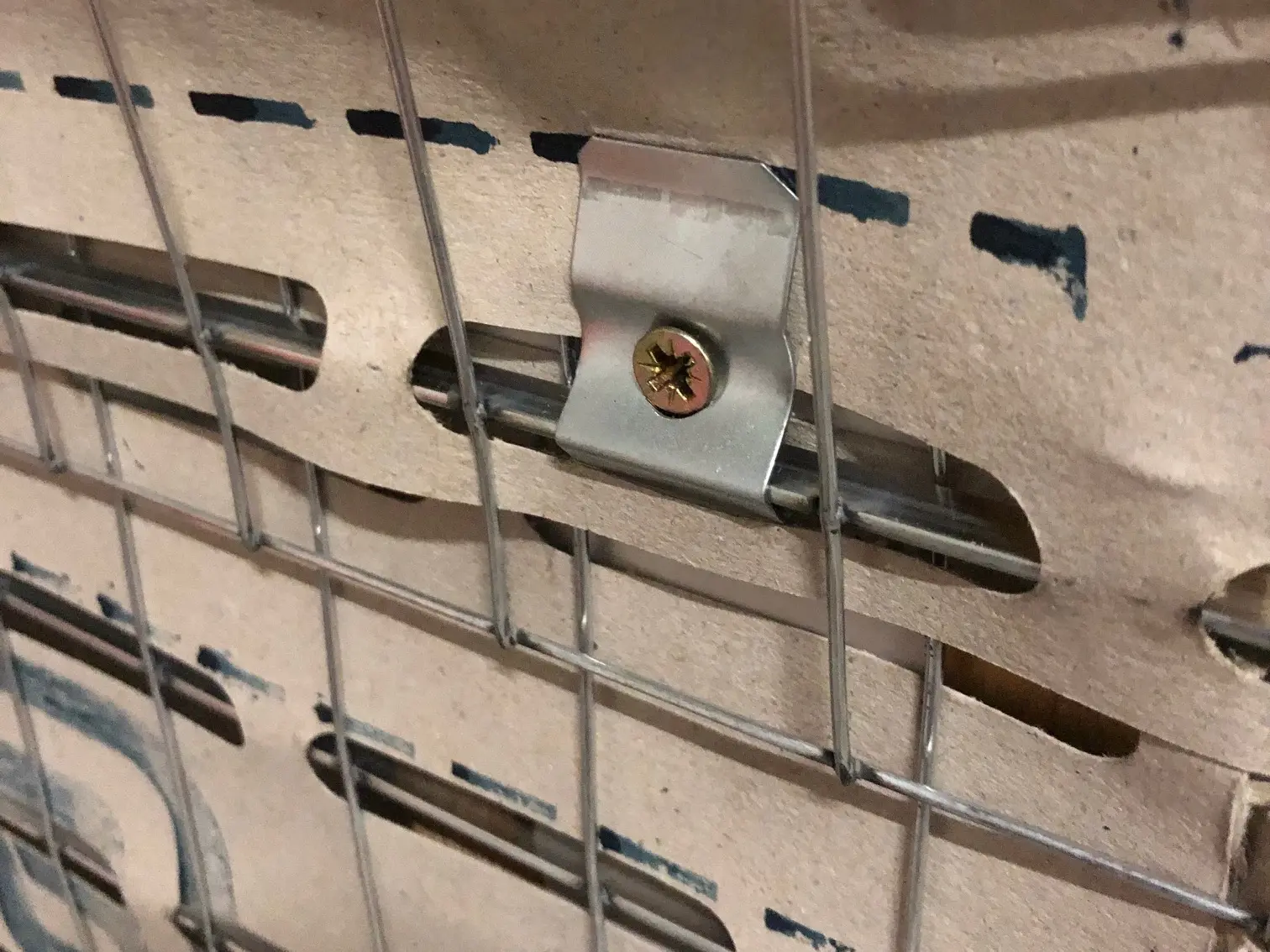 Detailansicht der Befestigungsschraube des Stucanet® 80