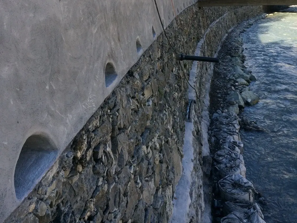 Detailansicht der Mauer an der Plessur