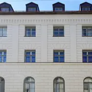 Frontale Ansicht eines Wohnhauses in München