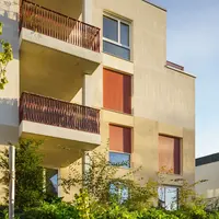 Blick auf die Balkone der Wohnanlage von außen