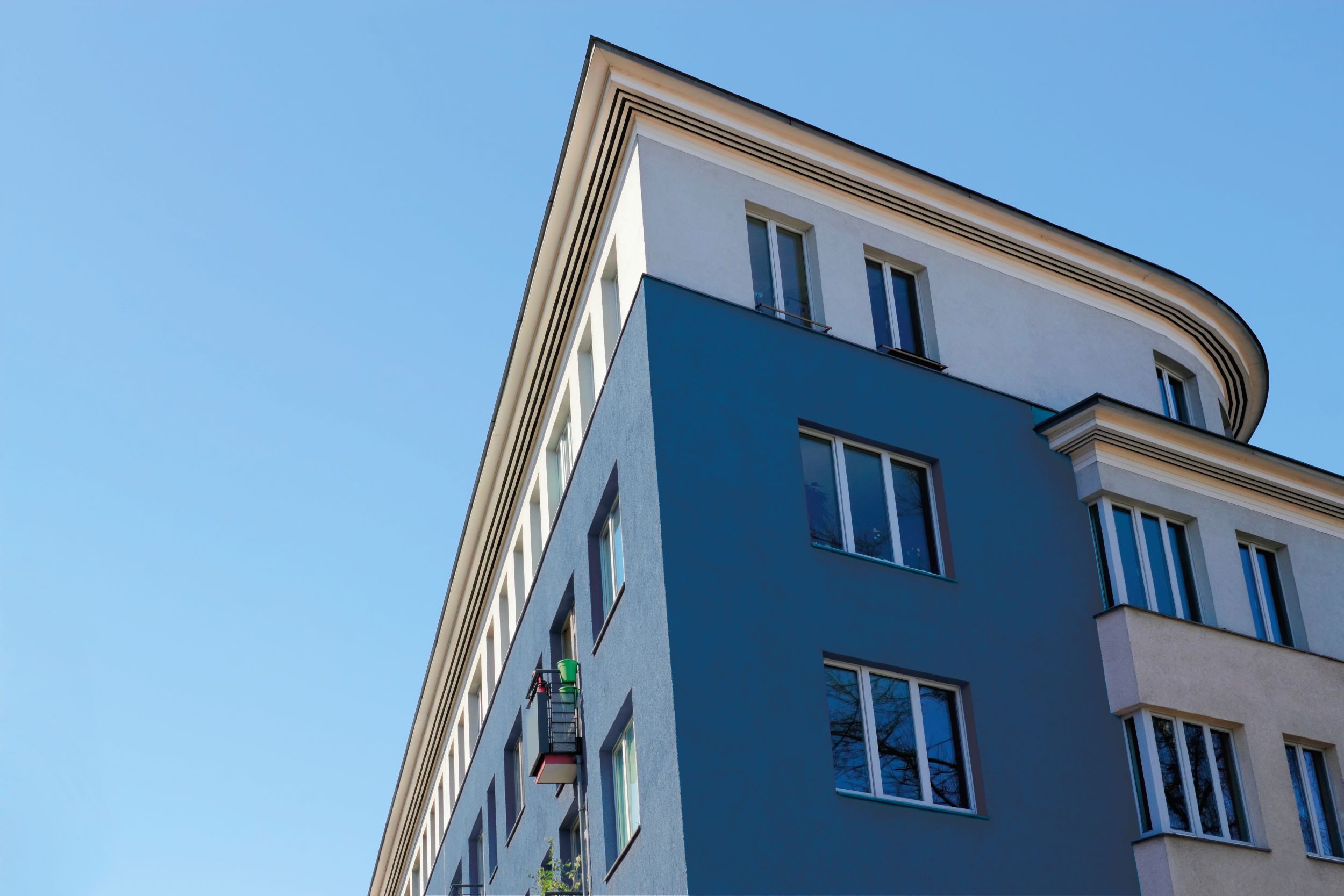 Gebäude mit frisch gestalteter Außenfassade