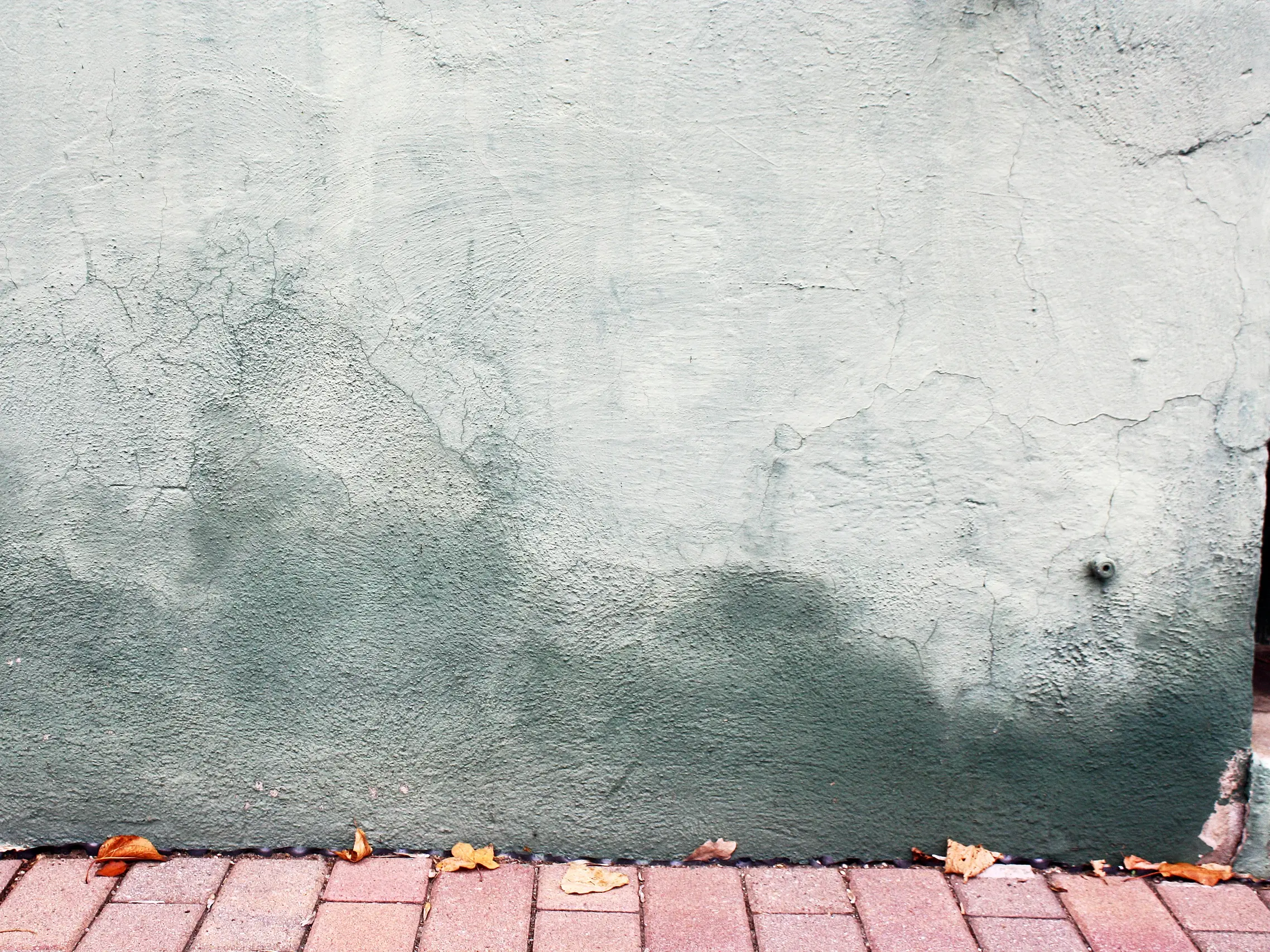 Sanierungsbedürftiger Gebäudesockel