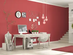 Arbeitszimmer mit einer frisch angestrichenen knalligen roten Wand