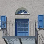 Nahaufnahme der Außenfassade des Balkonbereichs des Wasserturms in Erding