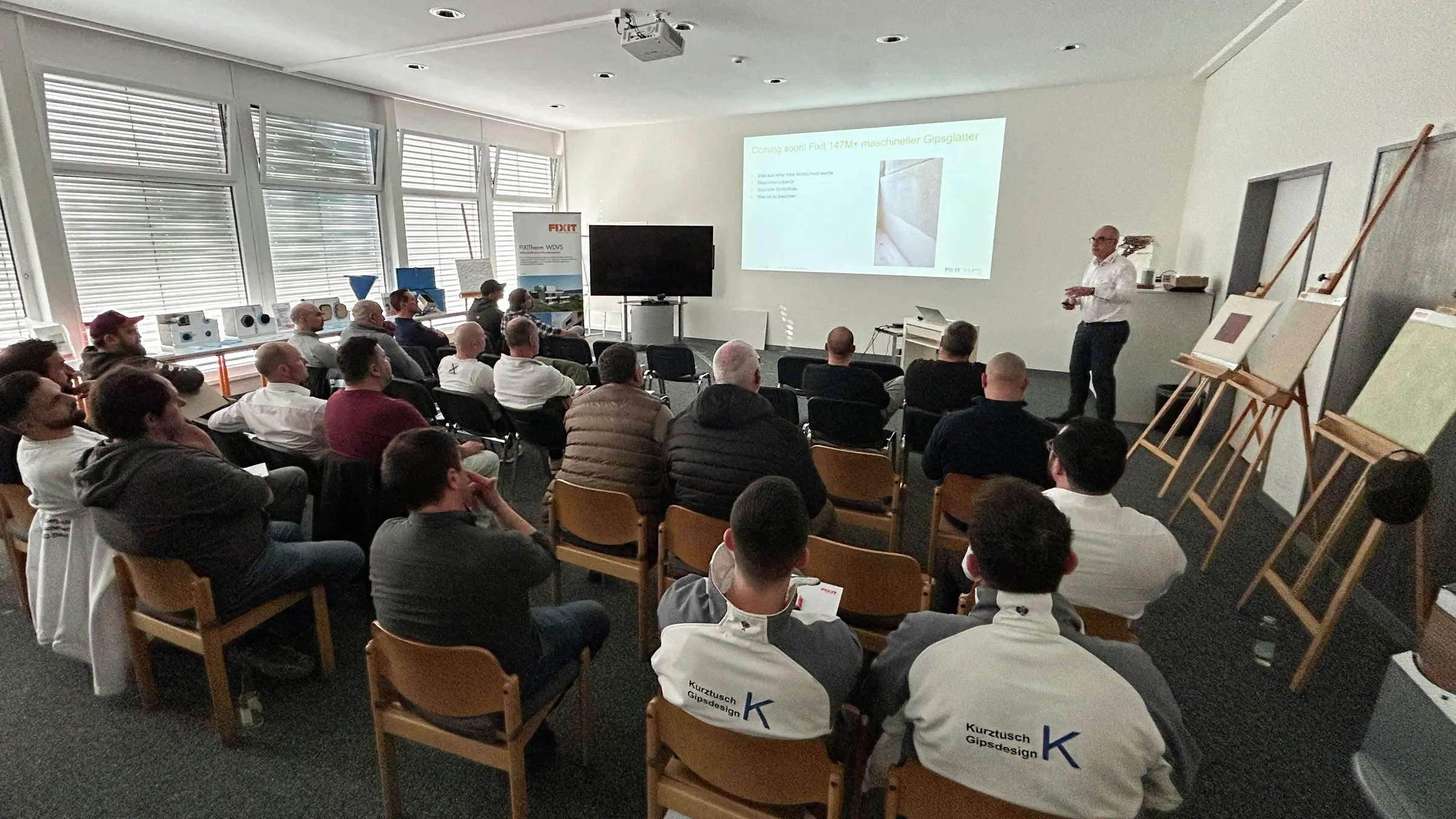 Peter Loser erklärt dem Plenum die Vorteile der Fixit Dämmputze