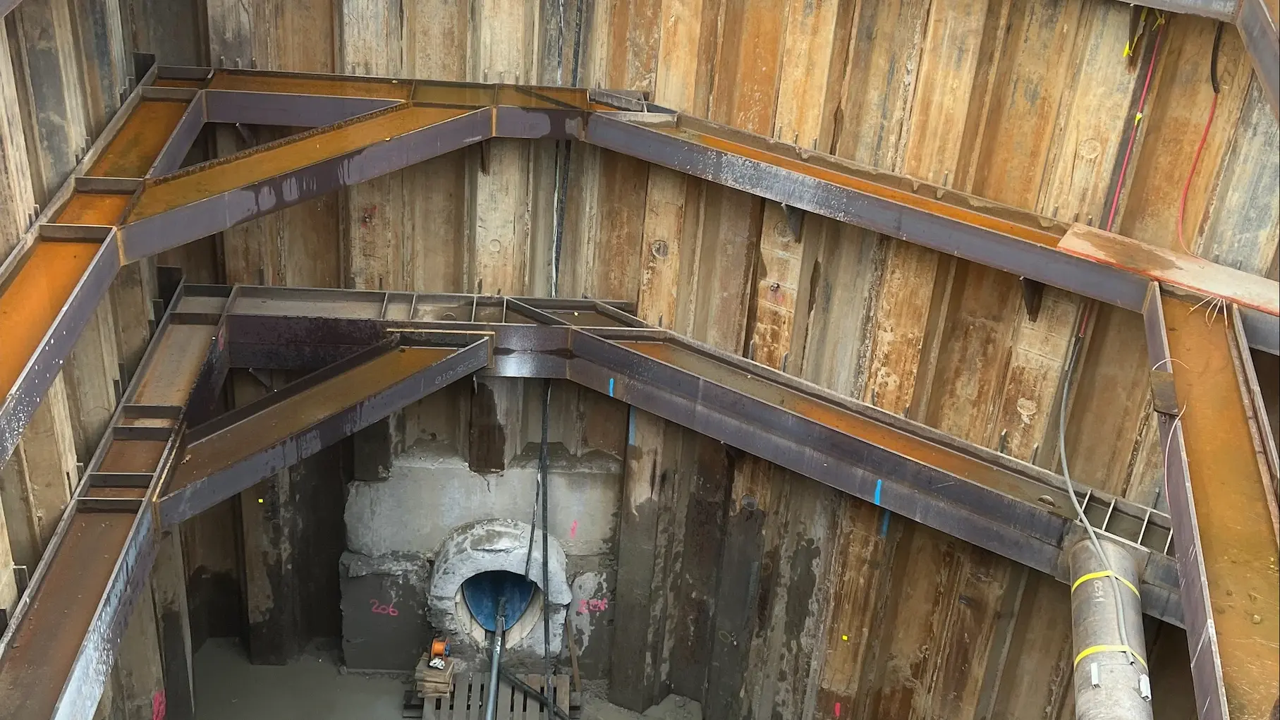 Vue d'en haut de la fouille sécurisée avec la sortie du canal et l'inliner au bas de l'image