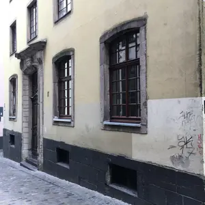 Vor der Sanierung: Die alte Fassade war mit den unterschiedlichen Putzmaterialien, Rissen, Abplatzungen und Moosbewuchs auf 